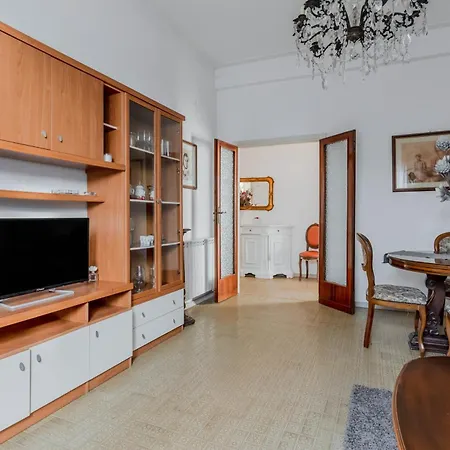 Guesthost - - Roomy Near The Beach! *