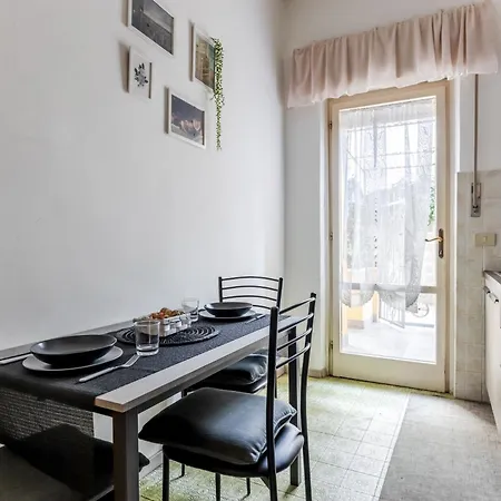 Guesthost - - Roomy Near The Beach! דירה