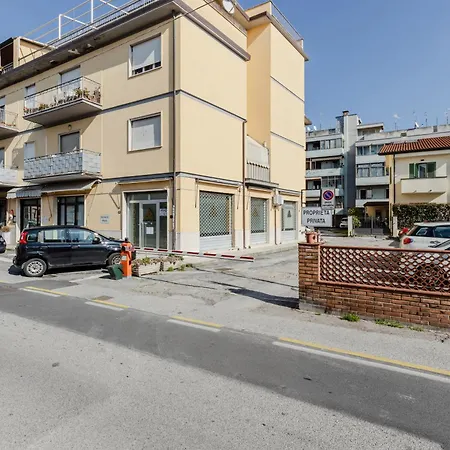 Guesthost - - Roomy Near The Beach! *