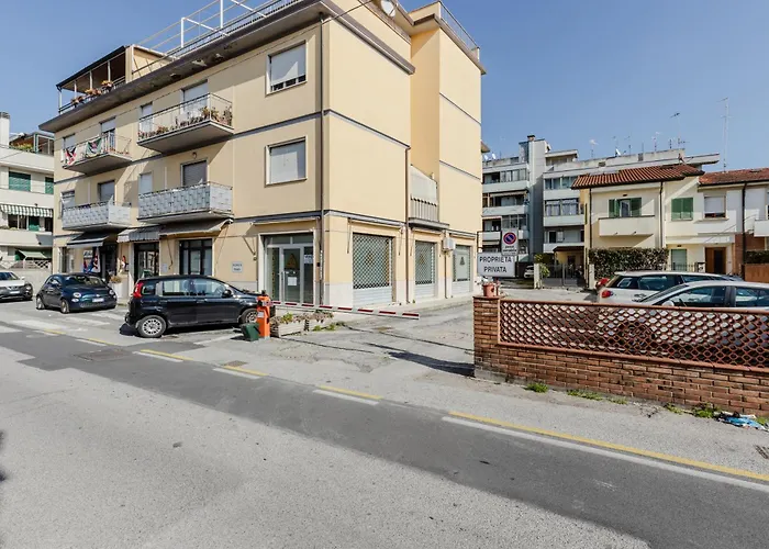 Guesthost - - Roomy Near The Beach! *